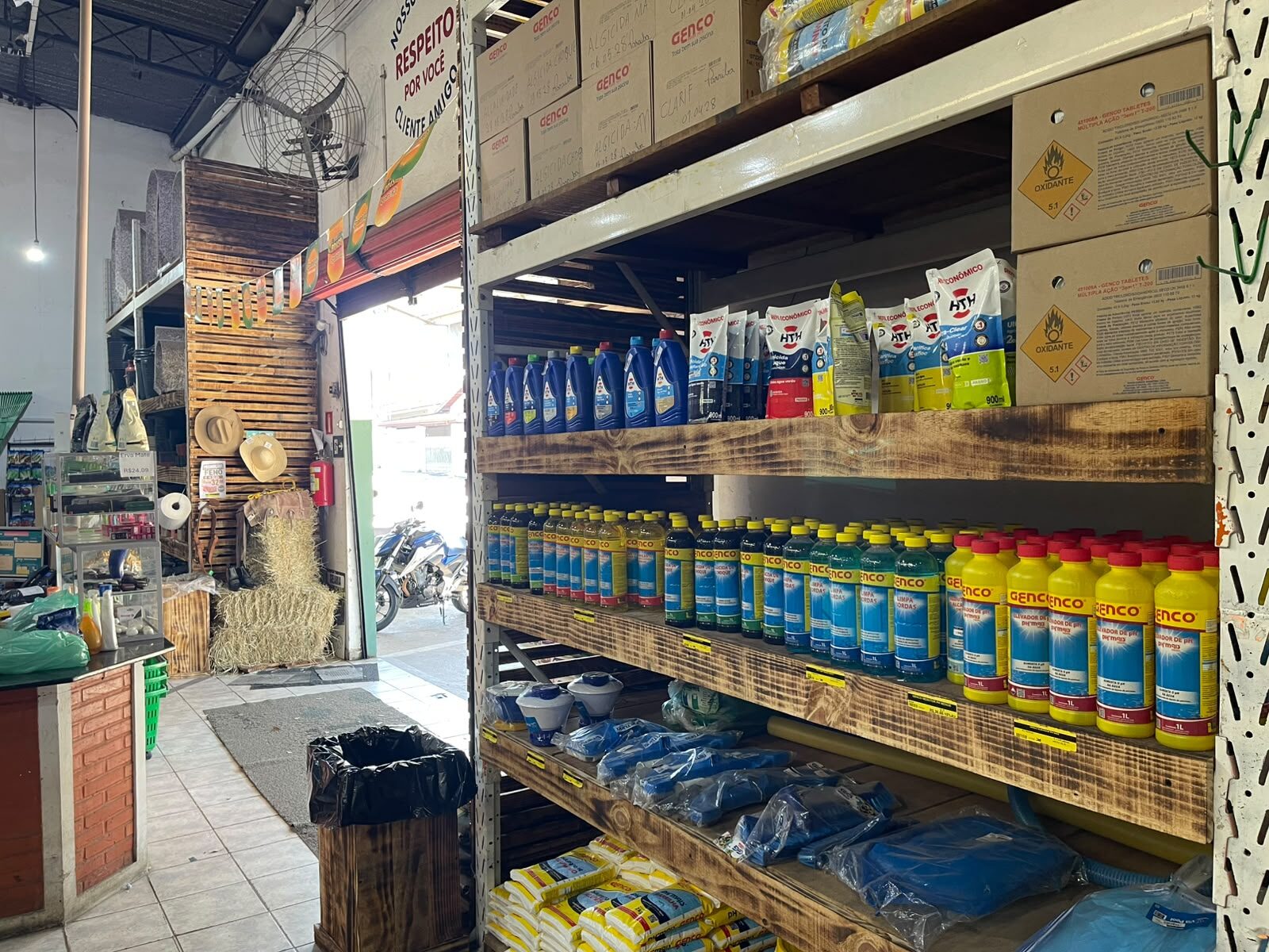 Prateleira de produtos para piscina