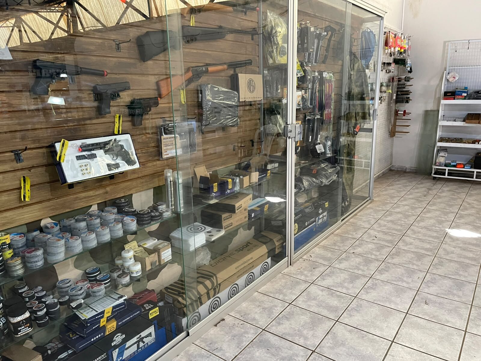 Vitrine de armaria e pesca